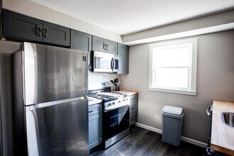2448 Warrensville Center Rd-Unit -2 in University Heights, OH - Foto de edificio - Building Photo