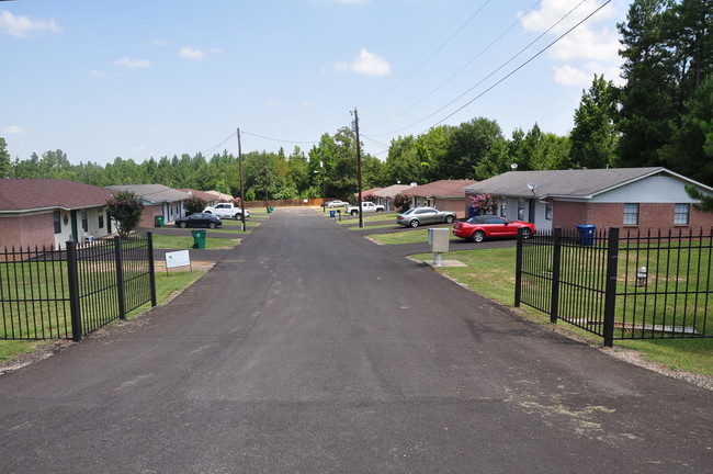 Willowbrook Apartments in Overton, TX - Building Photo - Building Photo