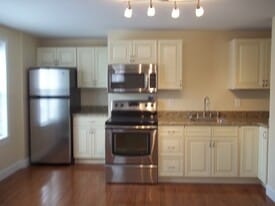 821 E Hector St, Unit Fall Special - Unit 3 in Conshohocken, PA - Building Photo