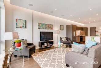 880 N Milwaukee Ave in Chicago, IL - Building Photo - Building Photo