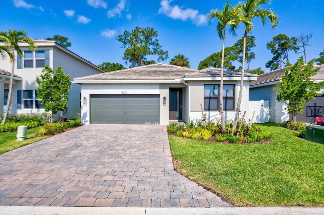 18503 Claybrook St in Jupiter, FL - Foto de edificio