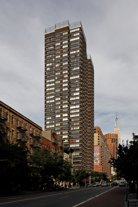 300 East 34th Street in New York, NY - Building Photo