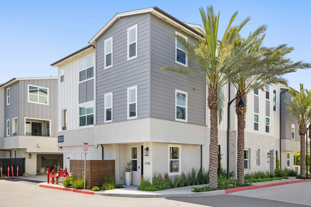 1193 Winslow Ln in Newport Beach, CA - Building Photo