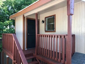 134 Roberts St in San Antonio, TX - Building Photo - Building Photo