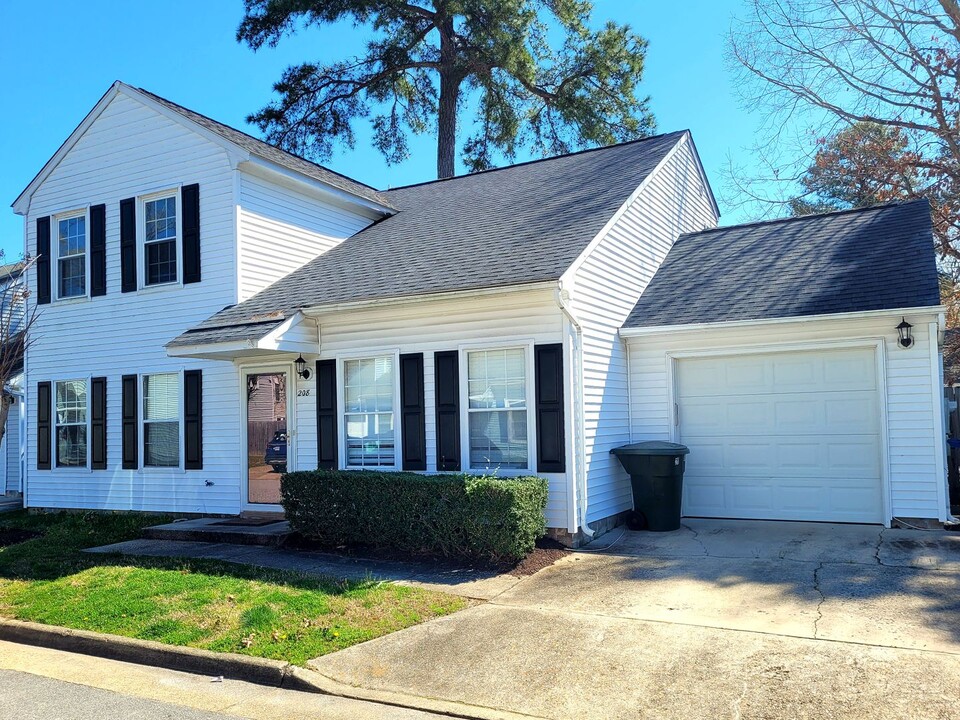 208 Gate House Rd in Newport News, VA - Building Photo
