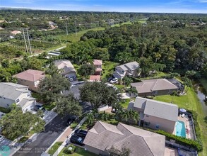 7400 NW 70th Ave in Parkland, FL - Foto de edificio - Building Photo