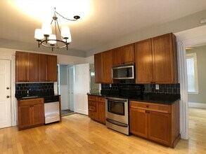 127 Chestnut St, Unit #1 in Brookline, MA - Building Photo - Building Photo