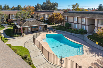 Hillsdale Terrace West in Visalia, CA - Foto de edificio - Building Photo