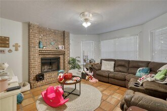 2400 Longmire Dr, Unit 303 in College Station, TX - Foto de edificio - Building Photo