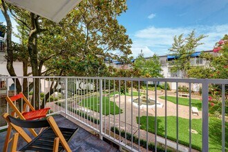 2601 Bellefontaine, Unit A203 in Houston, TX - Foto de edificio - Building Photo