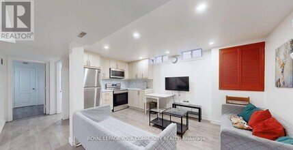 19 Mountbatten Rd in Vaughan, ON - Building Photo - Building Photo