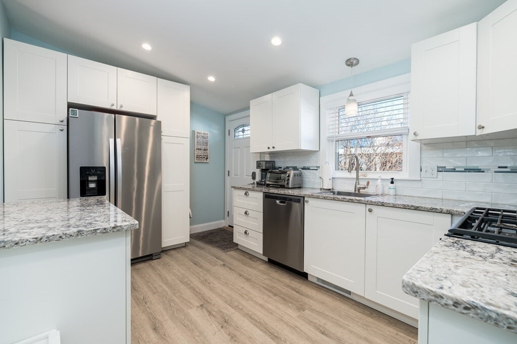 6 Cabo Dr in Gloucester, MA - Building Photo