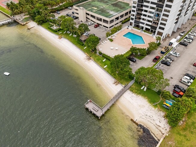 5600 N Flagler Dr in West Palm Beach, FL - Building Photo - Building Photo