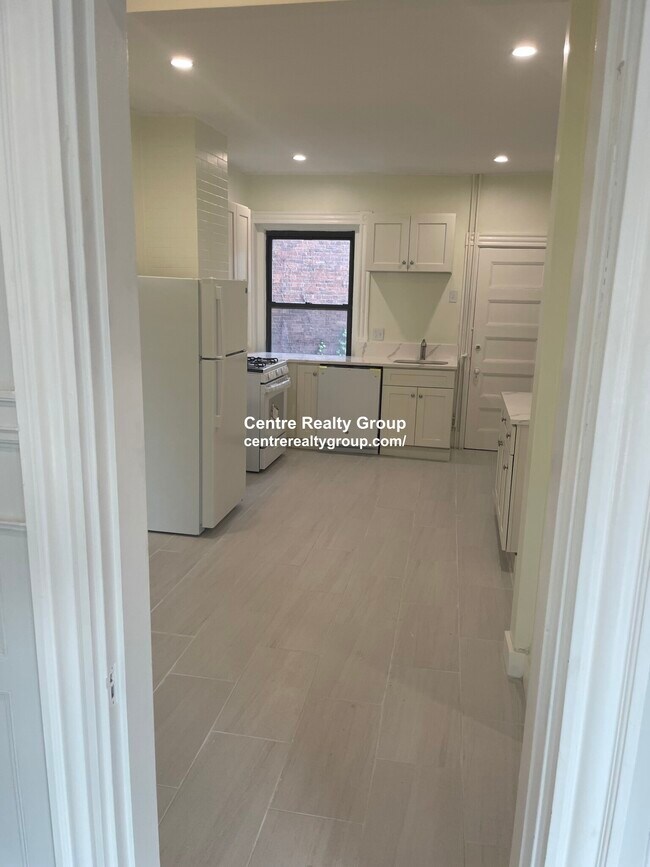 1855 Beacon St, Unit 2 in Brookline, MA - Foto de edificio - Building Photo