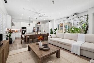 124 Sculpture in Irvine, CA - Foto de edificio - Building Photo