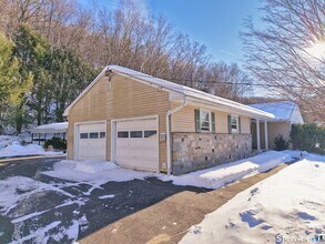 41 Trout Brook Dr in Naugatuck, CT - Foto de edificio - Building Photo