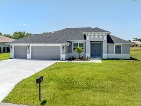 65 Fairway Rd in Rotonda West, FL - Building Photo