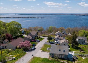 98 Hobson Ave in Tiverton, RI - Foto de edificio - Building Photo