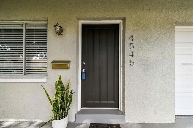 4545 37th Ave N in St. Petersburg, FL - Building Photo - Building Photo