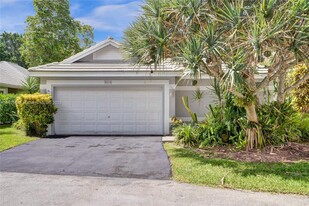 8820 Woodside Ct in Davie, FL - Building Photo