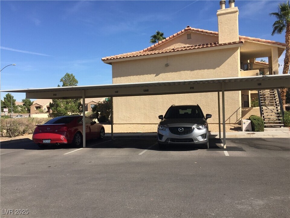 1209 N Buffalo Dr in Las Vegas, NV - Building Photo