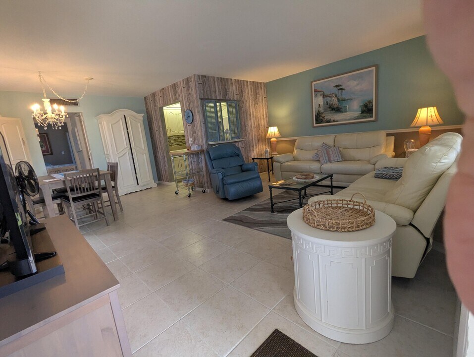 20 Coventry A in West Palm Beach, FL - Building Photo