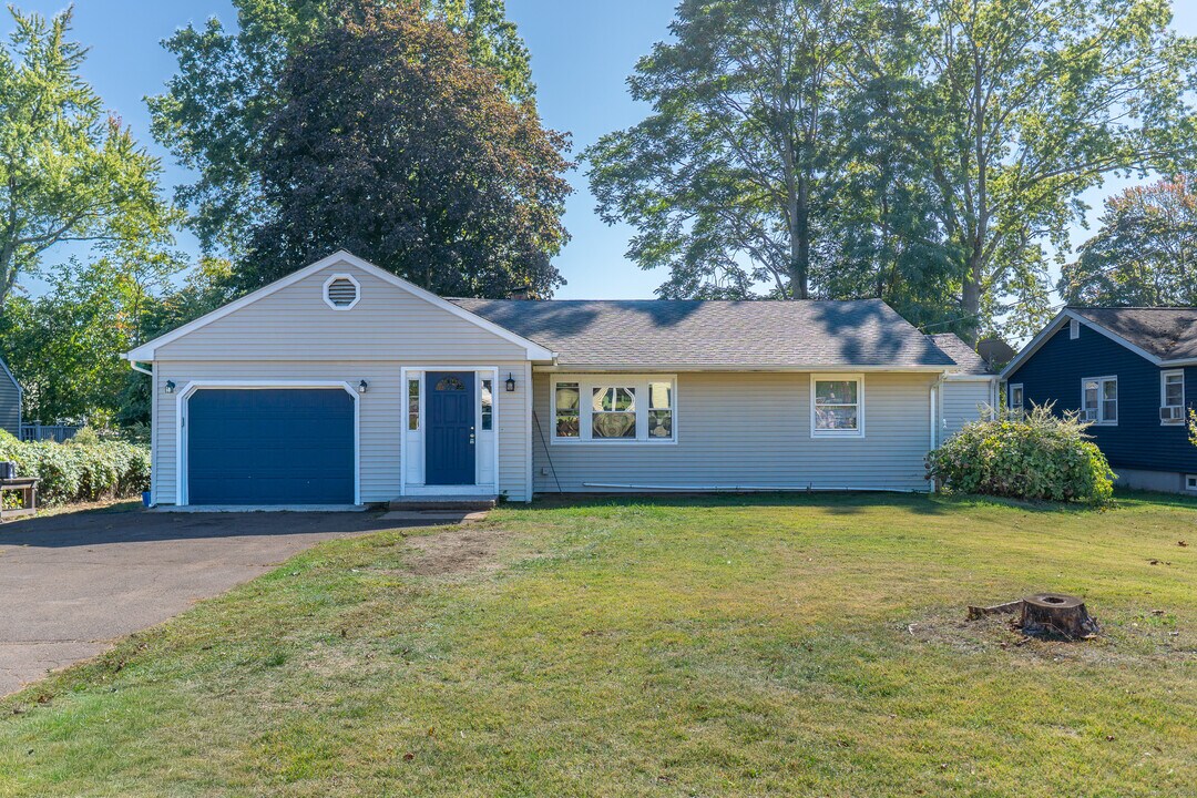 37 Moulthrop St in North Haven, CT - Building Photo