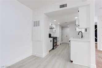 5792 Ambassador Ave in Las Vegas, NV - Foto de edificio - Building Photo