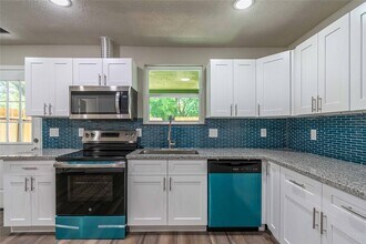 7921 Cook Rd in Houston, TX - Building Photo - Building Photo