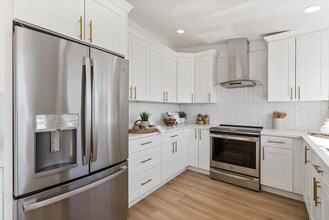 141 Hillcrest Rd in San Carlos, CA - Foto de edificio - Building Photo