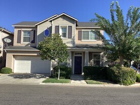 15 W Brittany Ln in Clovis, CA - Building Photo