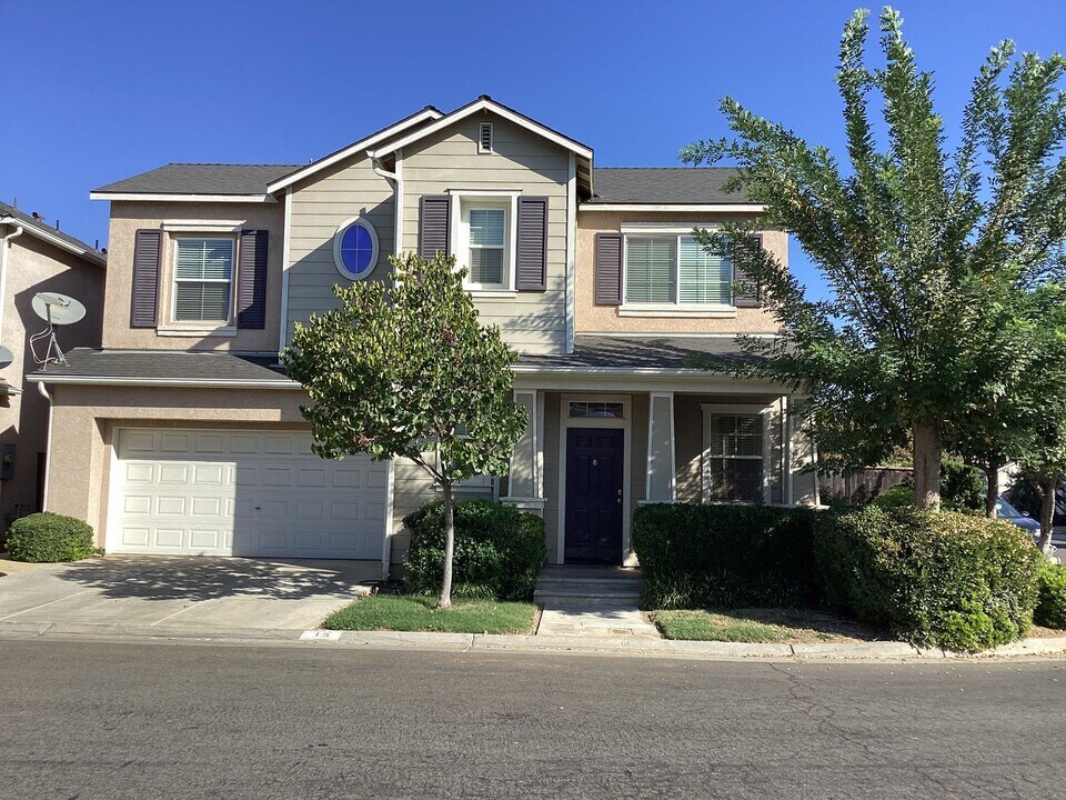 15 W Brittany Ln in Clovis, CA - Building Photo