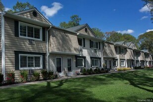 105 Aycock Pl in Coram, NY - Building Photo