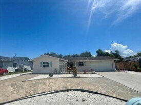 13864 Dominica Dr in Seminole, FL - Building Photo