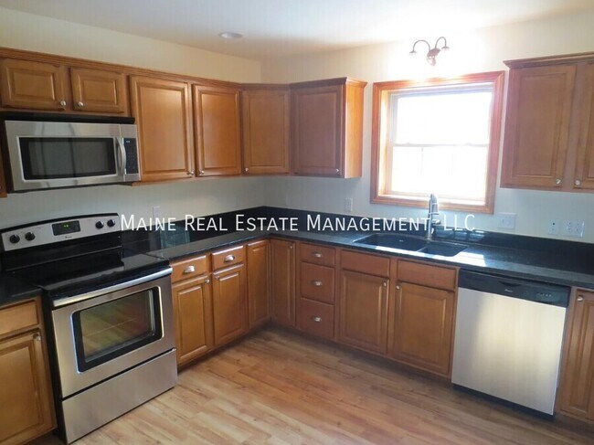 208 Western Ave in Hampden, ME - Foto de edificio - Building Photo