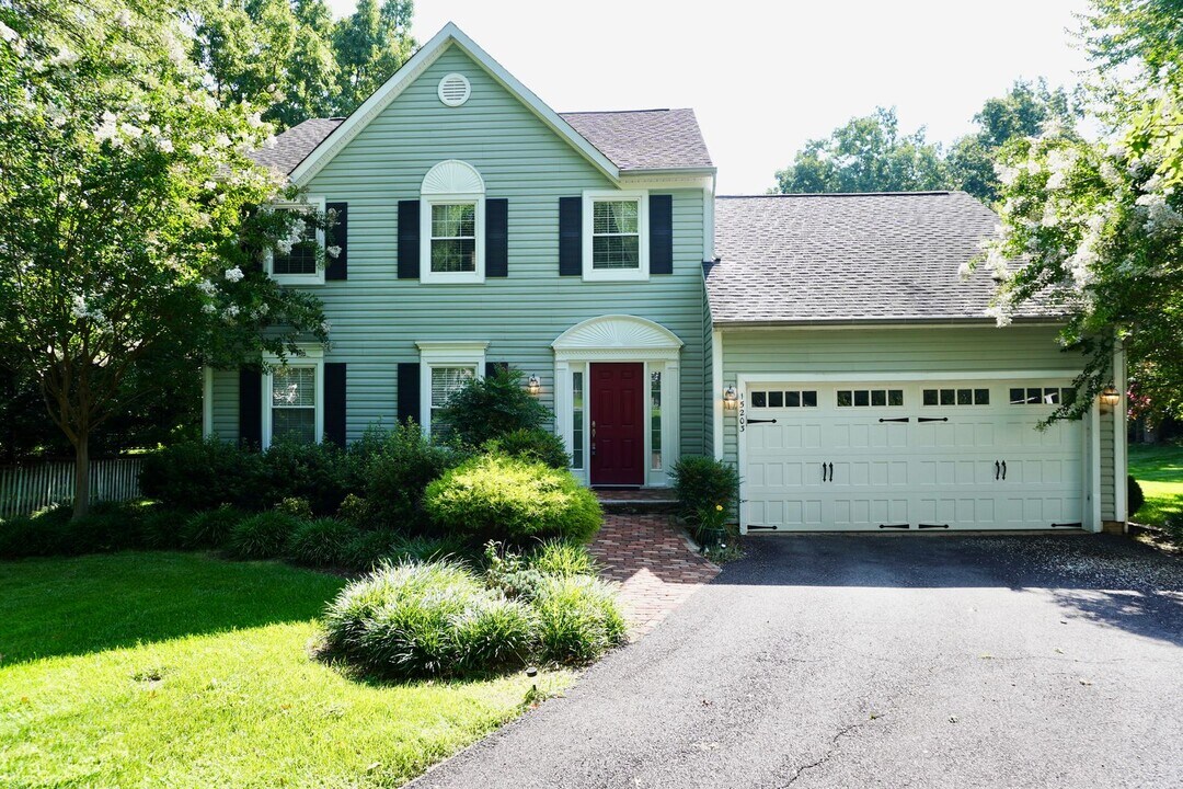15203 Sovereign Pl in Chantilly, VA - Building Photo