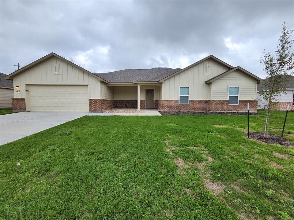 1507 La Delle St in Wharton, TX - Building Photo