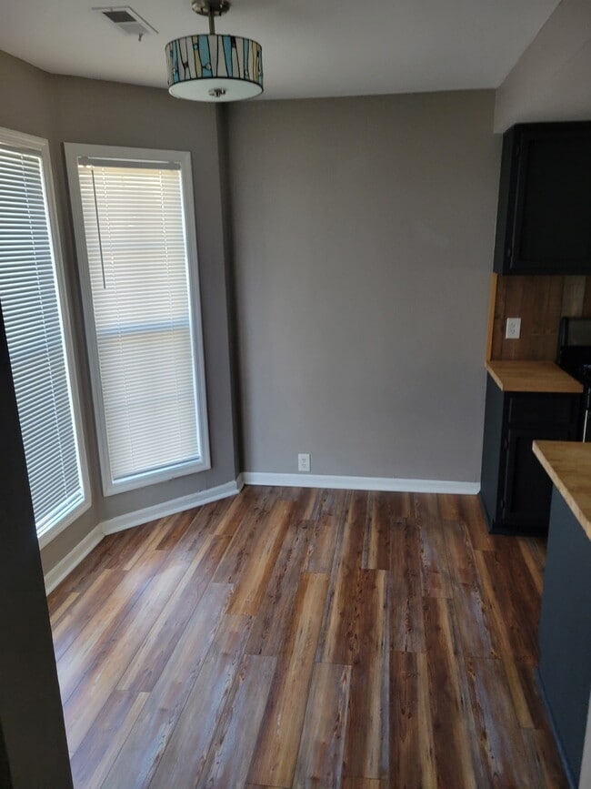 4 Sycamore Row, Unit 4 in Springfield, IL - Foto de edificio - Building Photo