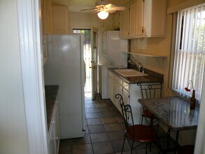 8513 Wiley Post Ave, Unit 8513 in Los Angeles, CA - Foto de edificio - Building Photo