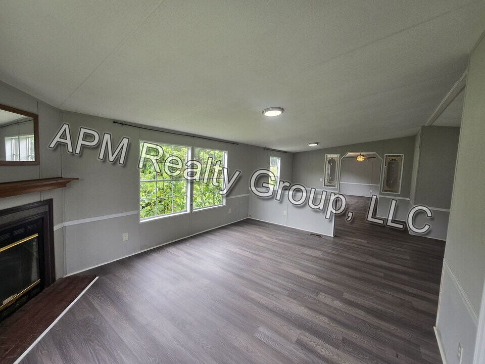4224 Leesburg Rd in Hopkins, SC - Building Photo