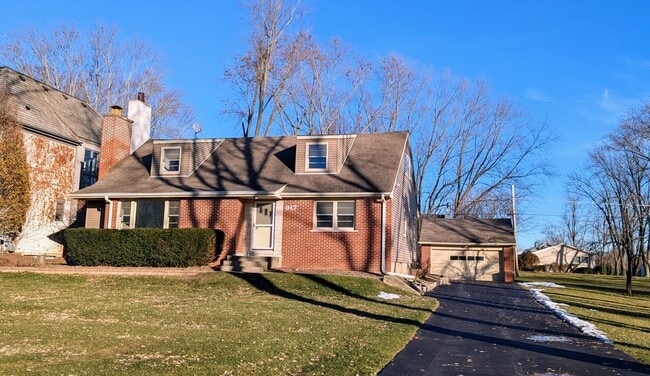 property at 917 S Summit St