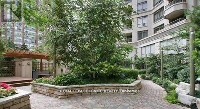 310 Burnhamthorpe Rd W in Mississauga, ON - Building Photo - Building Photo