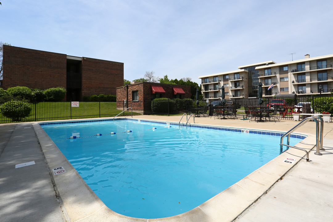 Kings Court Apartments in Waukegan, IL - Building Photo