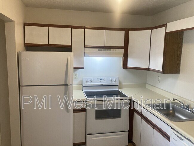 6070 In the Pines Dr SE in Grand Rapids, MI - Building Photo - Building Photo