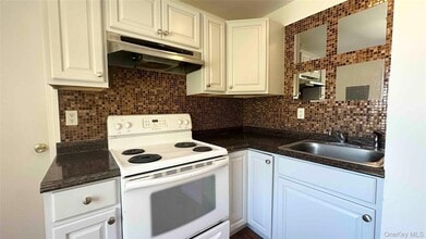 64 Pine Hollow Rd in Oyster Bay, NY - Building Photo - Building Photo