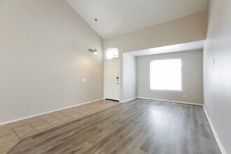 10755 W Coolidge St in Phoenix, AZ - Foto de edificio - Building Photo