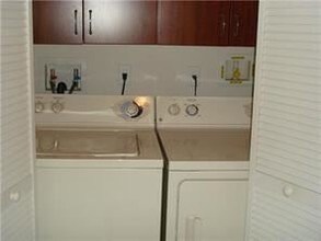 2925 NW 126th Ave in Sunrise, FL - Building Photo - Building Photo