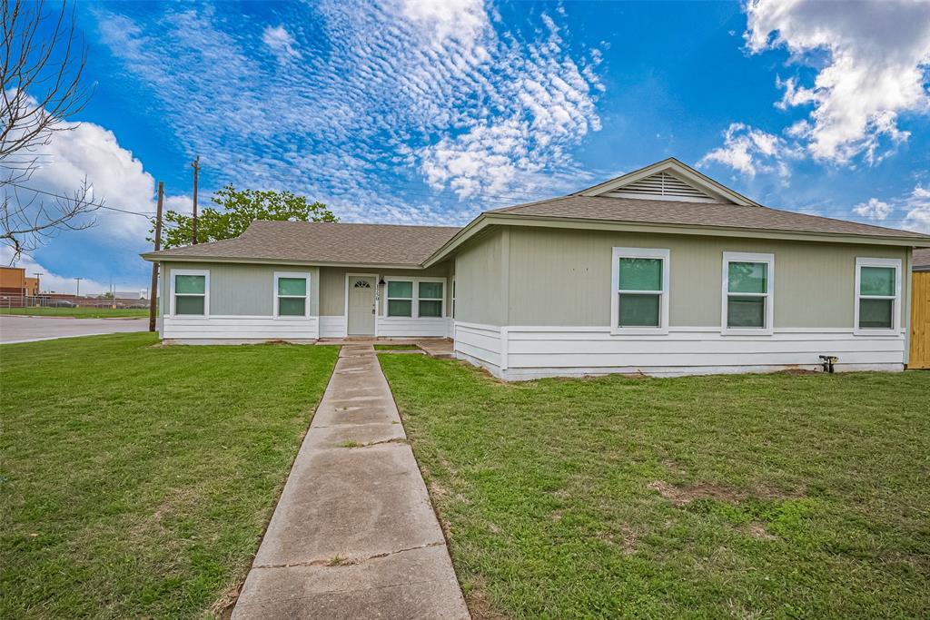 1748 Lynn Ln in Freeport, TX - Building Photo