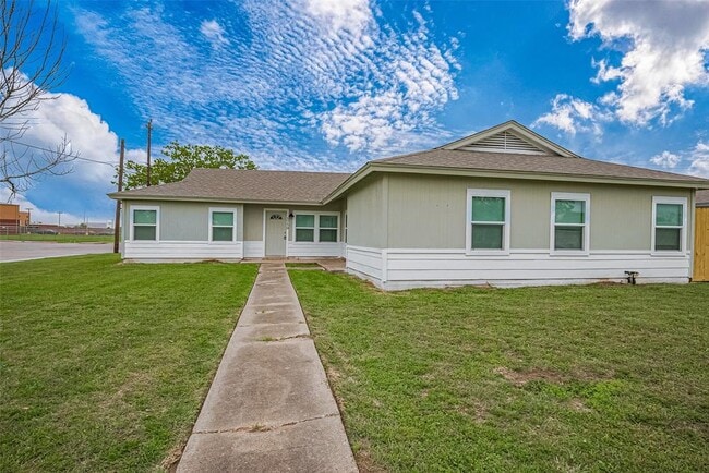 property at 1748 Lynn Ln