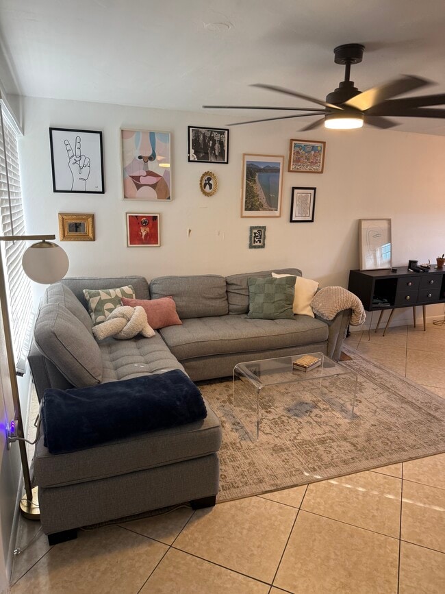 688 Forrest Dr, Unit 2 in Miami Springs, FL - Building Photo - Building Photo